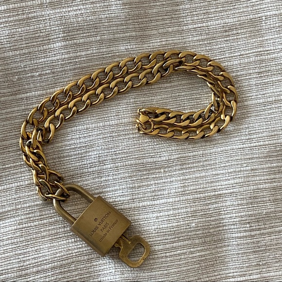 Louis Vuitton Pad lock and key necklace - Picture 2 of 2